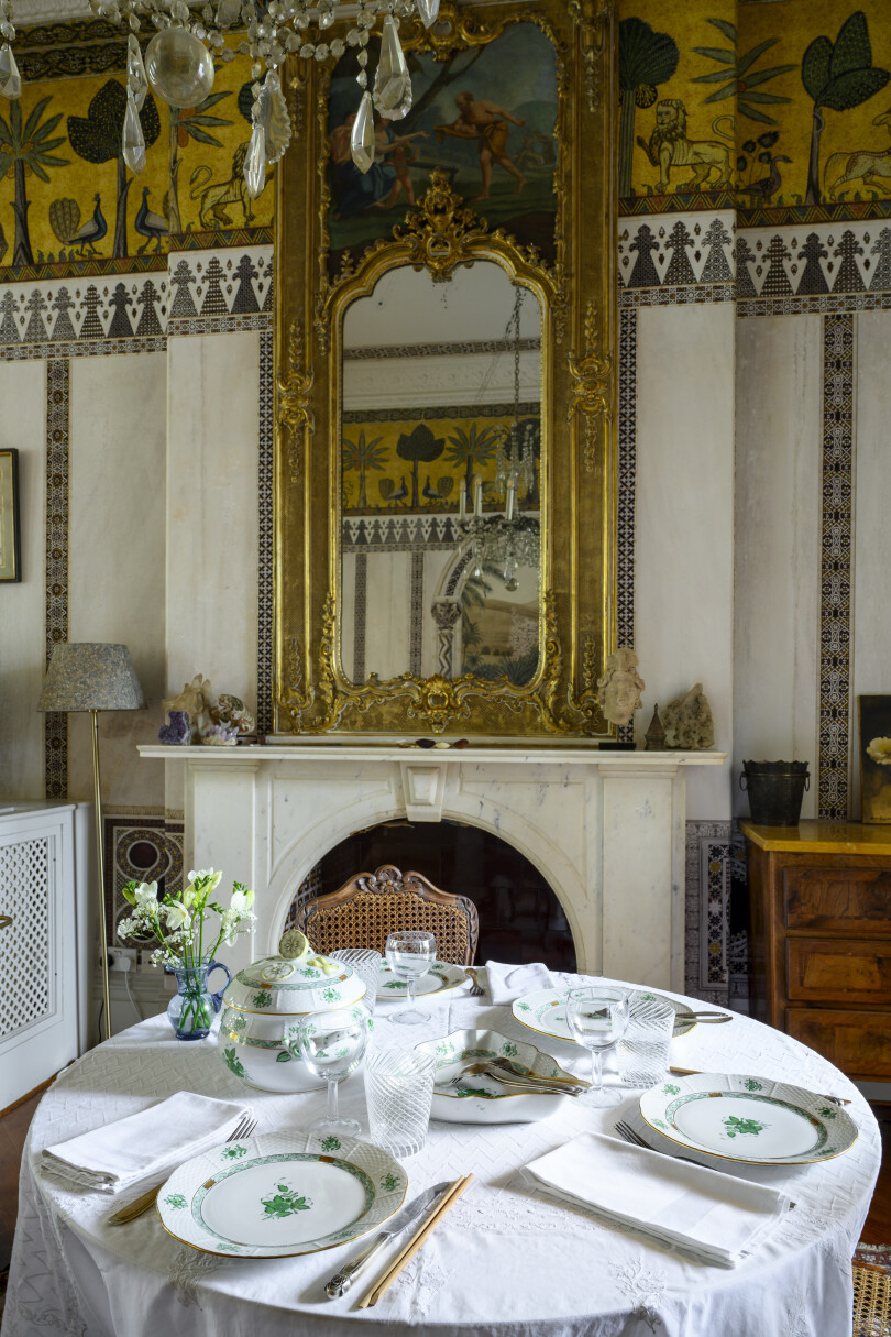 Sur une nappe de lin et de coton brodée, la vaisselle, qui provient d’une manufacture hongroise, est le cadeau de mariage des parents de Dimonah.